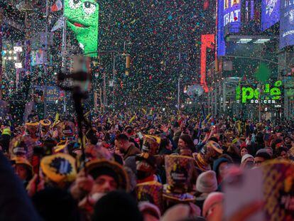 Miles de personas celebran la entrada en el año nuevo en Times Square, Nueva York (Estados Unidos).