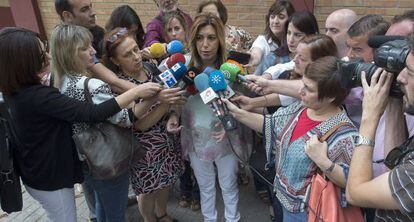 Susana Díaz atiende a los periodistas tras la votación.