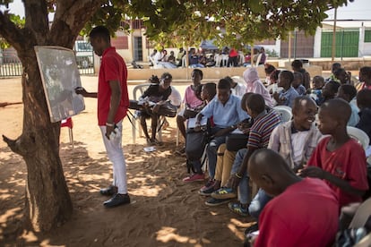 Estudiantes de la escuela de música Kaposoka en el área rural de Zango, a las afueras de Luanda, reciben sus primeras clases de solfeo. Un alumno más avanzado, ejerce como profesor para los más pequeños. Kaposoka se compone de tres escuelas de música, dos pequeñas enclavadas en zonas rurales a las afueras de Luanda, más una tercera, la principal, en pleno corazón del barrio de Samba.