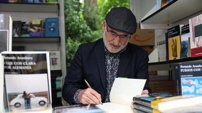 Fernando Aramburu durante la firma de algunas de sus novelas en la Feria del Libro de Madrid 2023, el pasado sábado.