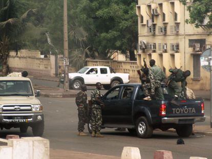 Un grupo de soldados en las calles de Bamako, capital de Mal&iacute;. 