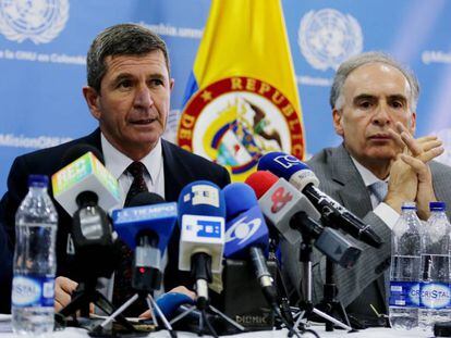 El jefe de la Misi&oacute;n de la ONU en Colombia, Jean Arnault (dcha.), y el jefe de los observadores internacionales, el general Javier P&eacute;rez Aquino.