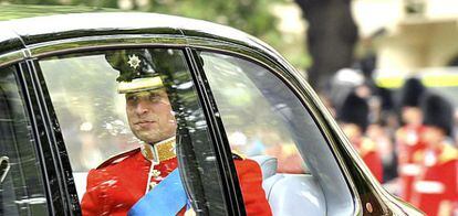 El príncipe Guillermo, en un Rolls Royce, camino de la abadía