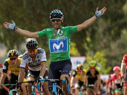 Valverde celebra su triunfo en la meta de Almadén