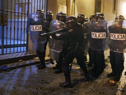 Una agente antidisturbios de la Policía Nacional se dispone a disparar una pelota de goma, en una imagen de archivo.