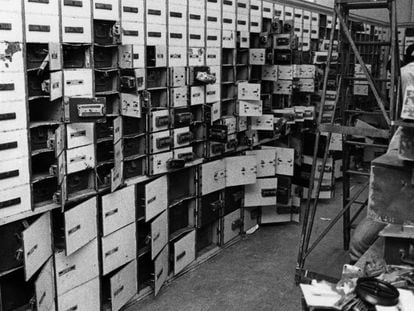 Interior del Banco Hispanoamericano tras el robo perpetrado el 15 de agosto de 1985, en Barcelona.