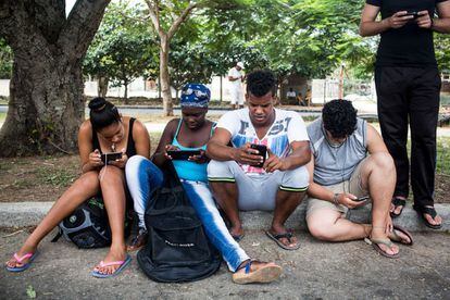 Multitud de jóvenes y gente de todas las edades acuden para conectarseal espacio de arte El Romerillo, en La Habana, dónde Google ha abierto su primer espacio y se ofrece conexión wifi gratuita 24 horas al día.