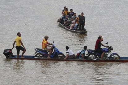 Venezolanos cruzan el río Arauca, la frontera natural entre Venezuela y Colombia, para refugiarse en Arauquita, en marzo de 2021.