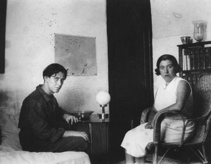 Concha Méndez y Manuel Altolaguirre, en su casa de Madrid en una imagen sin datar.