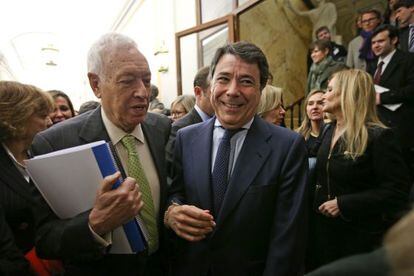 El presidente de la Comunidad de Madrid, Ignacio González. A su izquierda, el ministro de Exteriores, José Manuel García-Margallo.