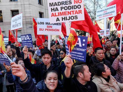 La primera gran manifestación de la comunidad china en Madrid, en imágenes