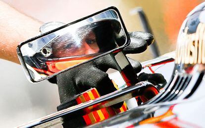 Romain Grosjean se refleja en el retrovisor de su coche.