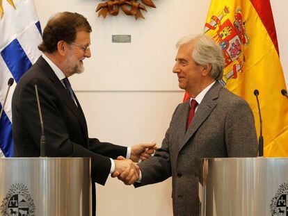 El presidente espa&ntilde;ol, Mariano Rajoy, y el presidente uruguayo, Tabar&eacute; V&aacute;zquez, se saludan en Montevideo.