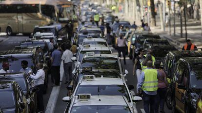 18/05/2022 - Barcelona - Movilización de taxistas de Cataluña  con un paro de 4 horas para exigir l cumplimiento de la ley que regula los VTC. Foto: Massimiliano Minocri