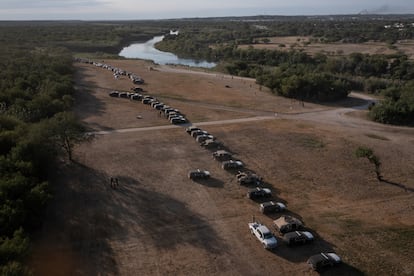 El ejército y las fuerzas del orden están creando un cordón alrededor de los migrantes que se refugian en un campamento fronterizo improvisado en Del Rio, Texas.