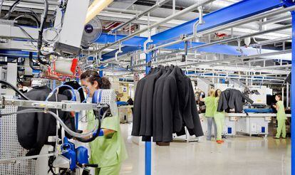 Trabajadoras de Inditex planchan ropa en una de las plantas españolas