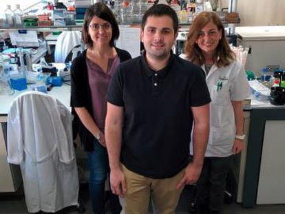 El expaciente de enfermedad de Crohn Javier Casado, junto a la Dra Elena Ricart del Hospital Cl&iacute;nic de Barcelona (derecha) y la investigadora del Idibaps Azucena Salas (izquierda).