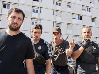 De izquierda a derecha, Karim Leklou, François Civil, el director Cédric Jimenez y Gilles Lellouche, durante el rodaje de 'BAC Nord'.