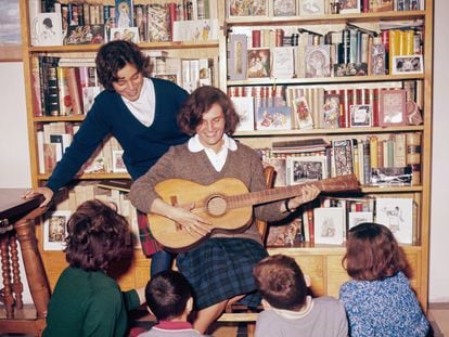 Carmen Laforet toca la guitarra rodeada de sus hijos, en 1963.