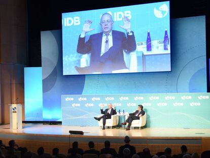 La intervención de Rafael Reif, presidente del Instituto Tecnológico de Massachusetts, junto a Luis Alberto Moreno, presidente del BID.