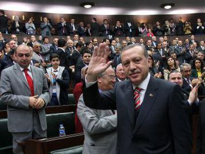 El primer ministro turco, Recep Tayyip Erdogan, es aplaudido por miembros del Parlamento despu&eacute;s de un mensaje.