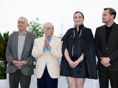 Desde la izquierda, Robert De Niro, Martin Scorsese, Lily Gladstone y Leonardo DiCaprio posan ante los fotógrafos el domingo al mediodía en Cannes.