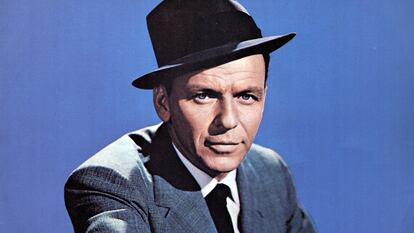 Frank Sinatra, 'La Voz', posando con su atuendo característico de traje y sombrero.