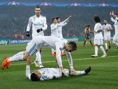 Cristiano y Casemiro celebran el segundo gol del Madrid.