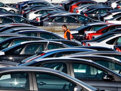 El aparcamiento de Ford en Almussafes, con cientos de vehículos recién fabricados.