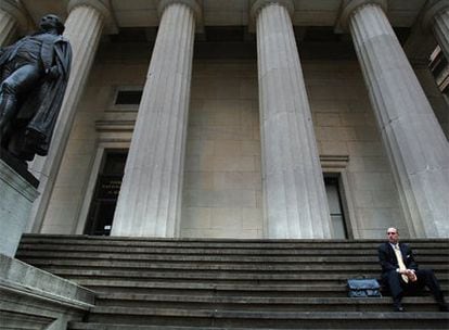 Un ejecutivo sentado en las escaleras del Federal Hall, frente a la Bolsa de Nueva York.