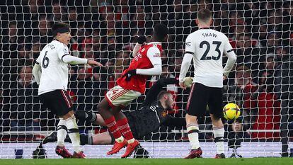 Eddie Nketiah marca el tercer gol del Arsenal en el partido contra el Manchester United, de la Premier League, en el estadio Emirates este domingo.