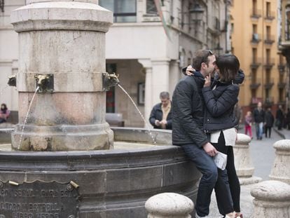 Una pareja de turistas se besa en la fuente del torico en Teruel, hoy, d&iacute;a de San Valent&iacute;n.