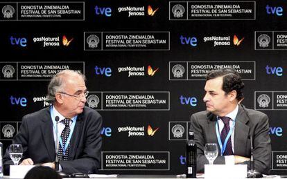 El presidente de FAPAE, Pedro Pérez, (izda.), y el presidente de TVE, Leopoldo González-Echenique, en la rueda de prensa en el Festival de Cine de San Sebastián.