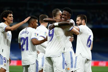 Karim Benzema recibe el abrazo de Vinicius tras la consecución de un gol.