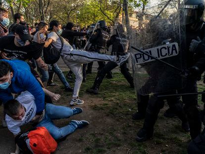 Enfrentamientos entre manifestantes y policías tras el mitin de Vox en Vallecas (Madrid), el pasado día 7.