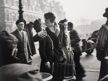 La famosa fotografía del beso en París.