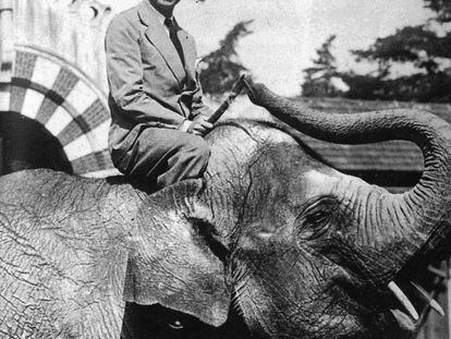 El explorador Richard Halliburton, a lomos de un elefante en 1935.