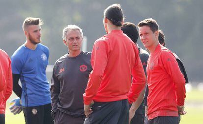 Jose Mourinho dialoga con Ibrahimovic y Ander Herrera durante el último entrenamiento del Manchester United.
