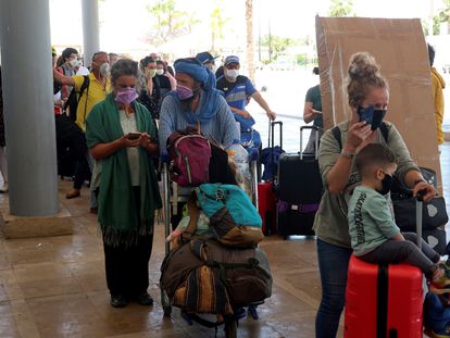 Pasajeros del vuelo de repatriación de ciudadanos españoles que salió del aeropuerto de Casablanca el pasado mayo con personas seleccionadas por tratarse de casos urgentes por razones médicas o familiares