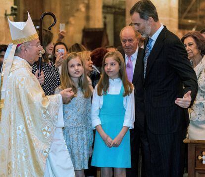 Los reyes Felipe y Letizia, sus hijas, la princesa Leonor y la infanta Sofía, y los reyes Juan Carlos y Sofía, en el interior de la catedral.