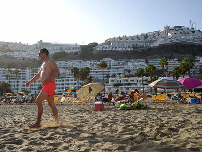 Turistas en la playa de Puerto Rico, al sur de Gran Canaria, el pasado domingo.