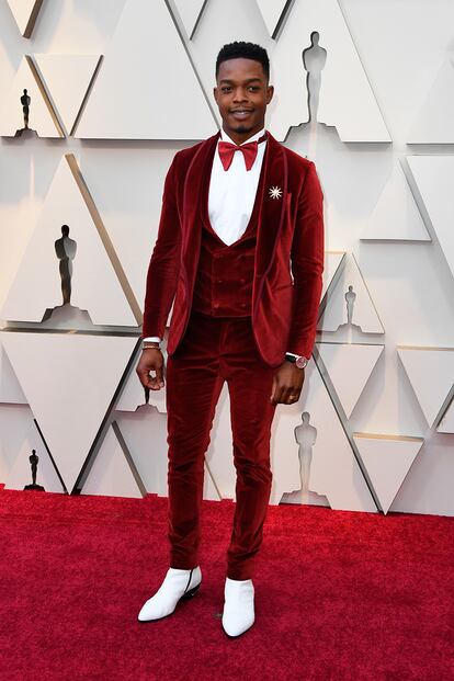 Stephan James, protagonista de El blues de Beale Street. Su traje de terciopelo es de Etro.