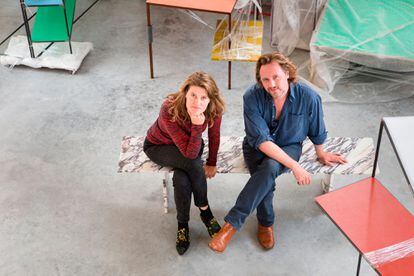 El dúo de diseñadores Muller Van Severen (formado por la pareja Fien Muller y Hannes Van Severen) posa en el Museo del Diseño de Gante.