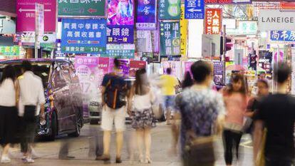 Varias personas pasean por la zona comercial de Mlongkok, en Hong Kong.