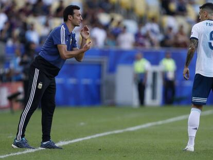 Paredes recibe instrucciones de Scaloni ante Venezuela. 