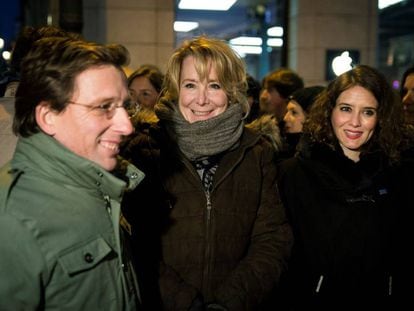 Esperanza Aguirre junto a los candidatos del PP a la Comunidad y el Ayuntamiento de Madrid, Isabel Díaz Ayuso y José Luis Martínez Almeida.