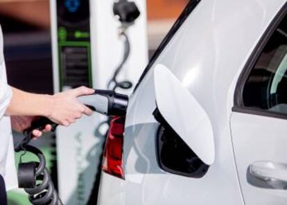 Carga de un coche eléctrico.