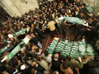 Una multitud lleva los cadáveres de algunos de los palestinos muertos ayer en el ataque israelí.