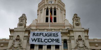 GRA377. MADRID, 07/09/2015- Detalle de una pancarta con la leyenda &quot;Refugees Welcome&quot; -&quot;Refugiados, bienvenidos&quot;, colocada en la fachada del Palacio de Cibeles, sede del Ayuntamiento de Madrid, como manera de expresar la solidaridad de la ciudadan&iacute;a de Madrid con la dram&aacute;tica situaci&oacute;n de los refugiados.