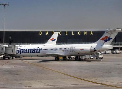 Un avión de Spanair, en el aeropuerto de El Prat (Barcelona)